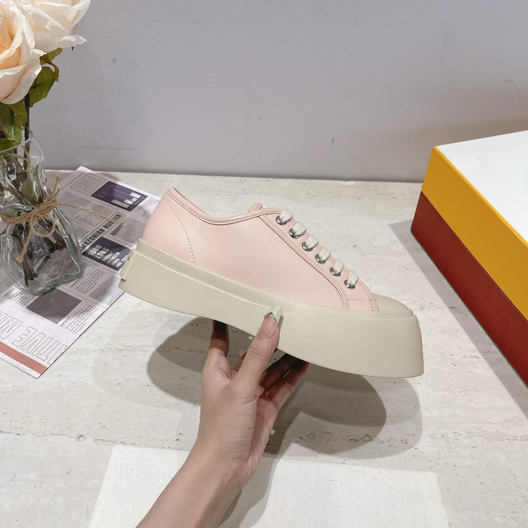 👟👟Ex-factory price 480👟👟Marni classic Mona fat-toe thick-soled shoes [Rose] Latest colorful double-cover packaging [Rose] Mainly recommended single product Cute and cute one, cute and fashionable taste, very good-looking on the feet ❗ Tired of regular white shoes, a pair of these thick-soled big-toe shoes can satisfy daily wear and full of street style. ————————- Upper: cowhide lining: crystal sheepskin. Outsole: The correct version of the outsole! The color is beige, not completely white. The bottom is 5cm thick. Number of yards: 35-39 (34.40 yards are custom-made and cannot be returned or exchanged)